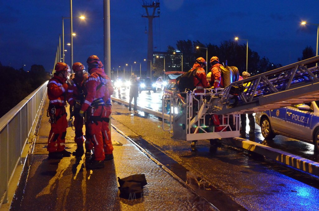 Einsatz BF Hoehenretter Koelner Seilbahn Hoehe Zoobruecke P2287.JPG